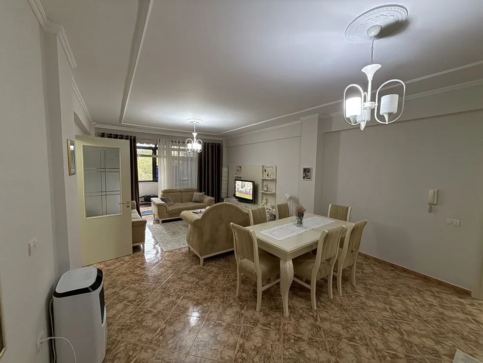 Tirane, shitet apartament 2+1+Ballkon Kati 2, 115 m² (Stacioni i Trenit)