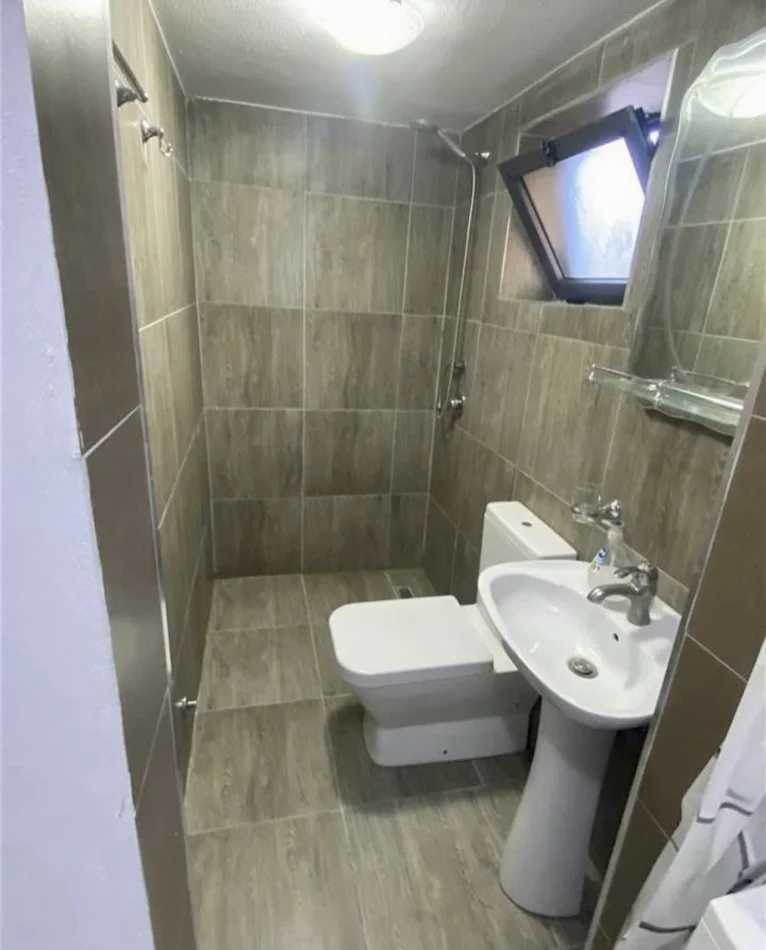 Tirane, jepet me qera apartament 1+1 Kati 1, 60 m² 300 € (Selite, Prane Nen Stacionit Elektrik)