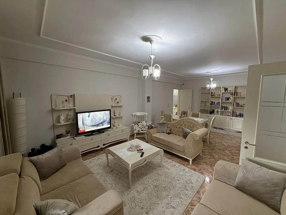 Tirane, shitet apartament 2+1+Ballkon Kati 2, 115 m² (Stacioni i Trenit)