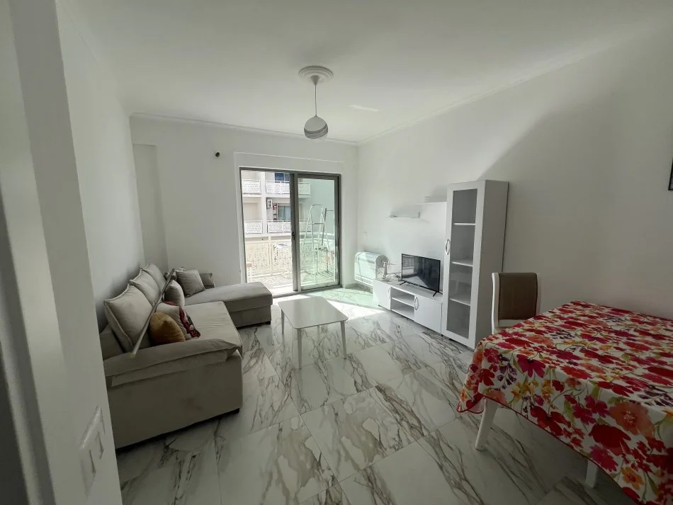 Tirane, jepet me qera apartament 1+1+Ballkon Kati 2, 550 € (Fusha e abiavionit)