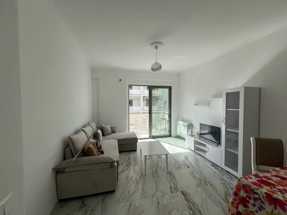 Tirane, jepet me qera apartament 1+1+Ballkon Kati 2, 550 € (Fusha e abiavionit)