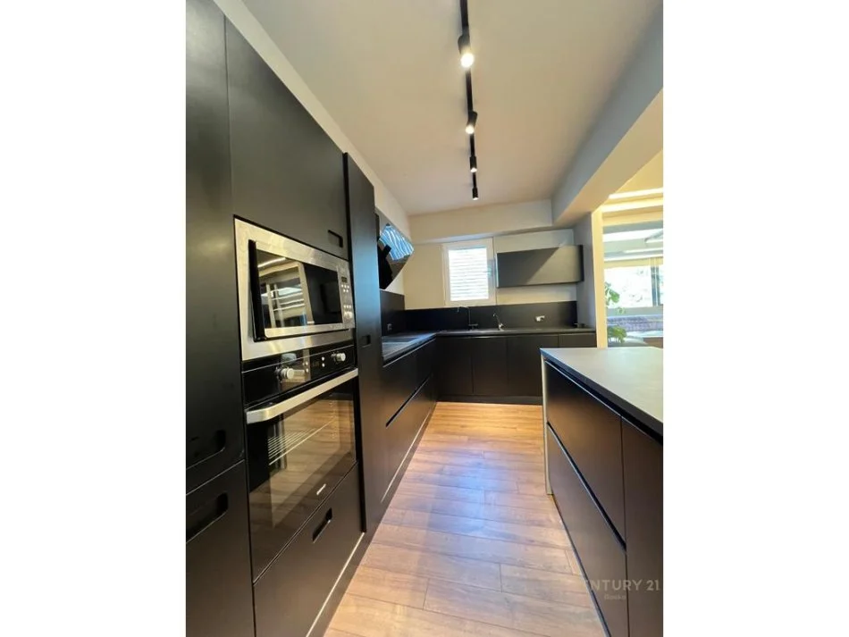 Tirane, jepet me qera apartament 3+1 Kati 1, 170 m² 2.500 € 