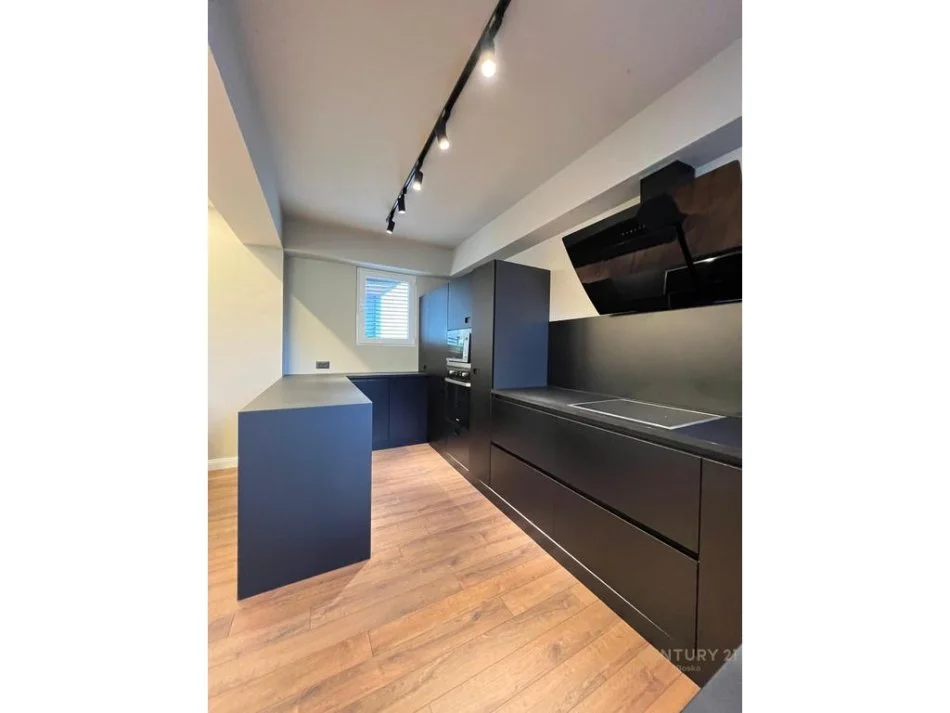 Tirane, jepet me qera apartament 3+1 Kati 1, 170 m² 2.500 € 