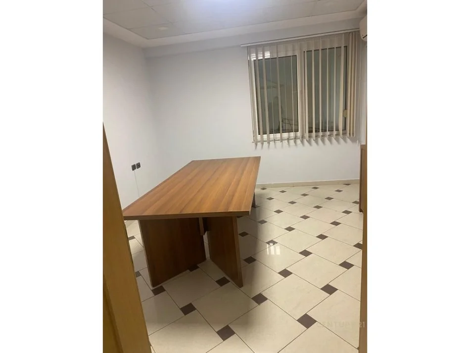 Tirane, jepet me qera ambjent biznesi Kati 4, 125 m² 1.250 € 