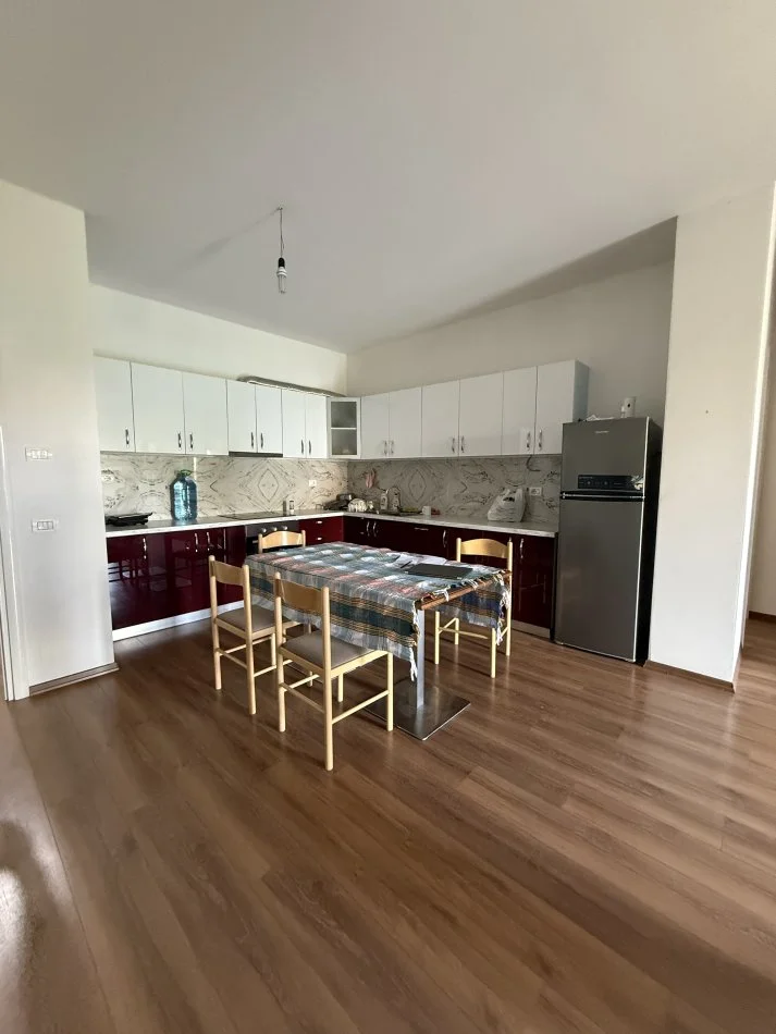 Tirane, jepet me qera apartament 2+1 Kati 5, 129 m² 600 € (Ish Fusha E Aviacionit Kompleksi Green City)
