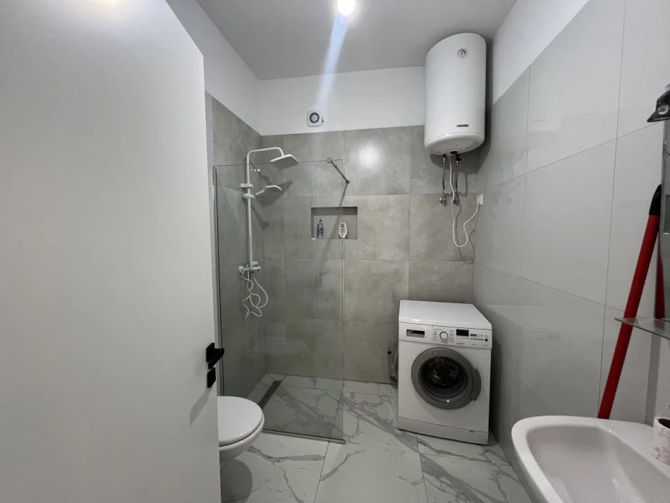 Tirane, jepet me qera apartament 1+1+Ballkon Kati 2, 550 € (Fusha e abiavionit)