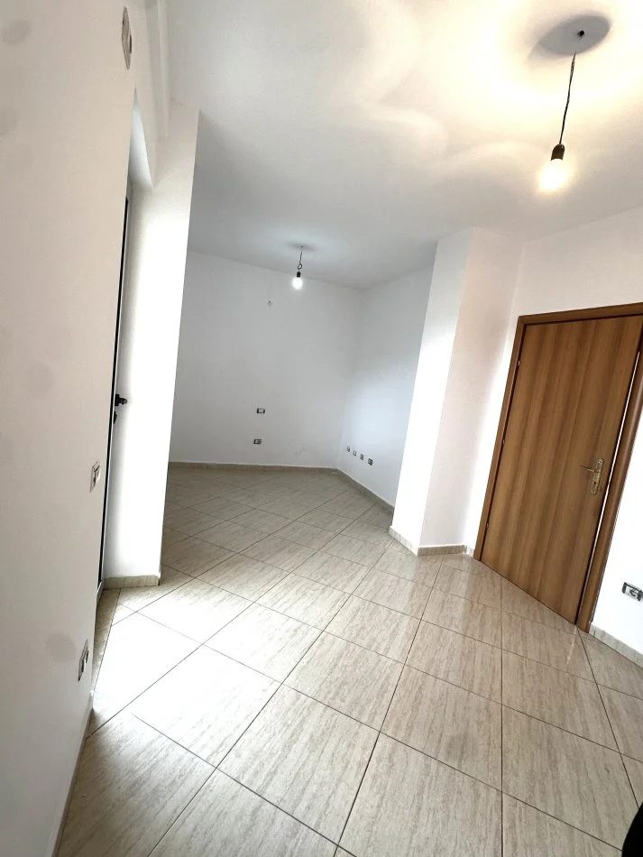 Tirane, shitet apartament 2+1+Ballkon Kati 2, 95 m² 133.000 € (Rruga Ali Demi)