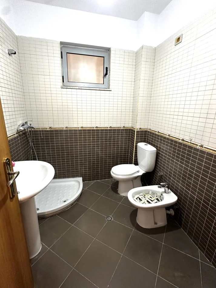 Tirane, shitet apartament 2+1+Ballkon Kati 2, 95 m² 133.000 € (Rruga Ali Demi)