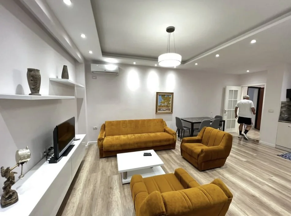 Tirane, jepet me qera apartament 2+1+Ballkon Kati 2, 97 m² 650 € (Kodra e Diellit, Prane Big Market)