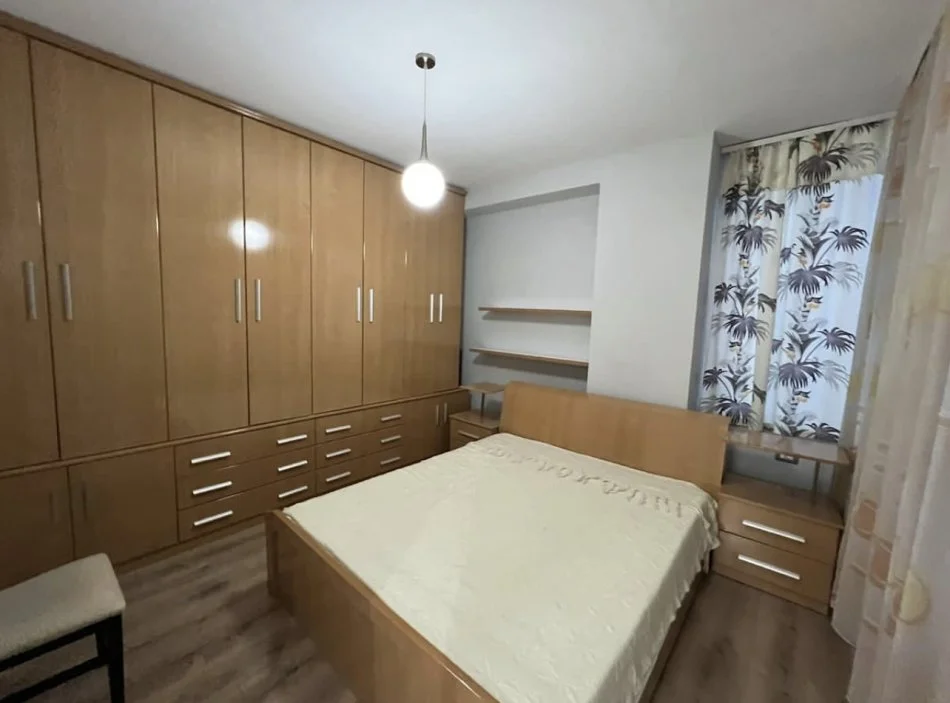 Tirane, jepet me qera apartament 2+1+Ballkon Kati 2, 97 m² 650 € (Kodra e Diellit, Prane Big Market)