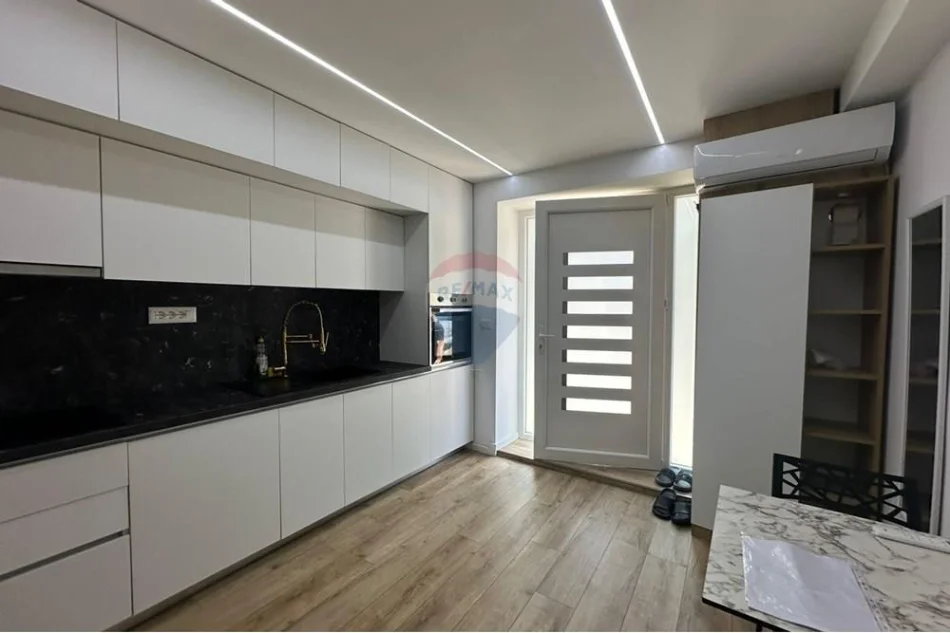 Tirane, jepet me qera 1+1 , 40 m² 550 € (Rruga Muhamet Gjollesha)