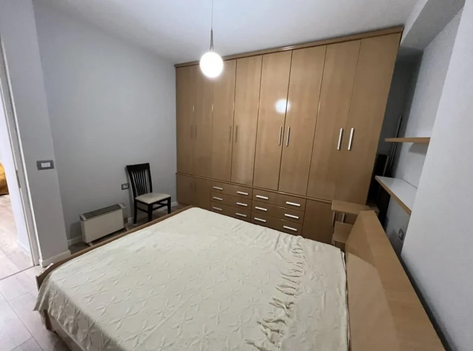 Tirane, jepet me qera apartament 2+1+Ballkon Kati 2, 97 m² 650 € (Kodra e Diellit, Prane Big Market)