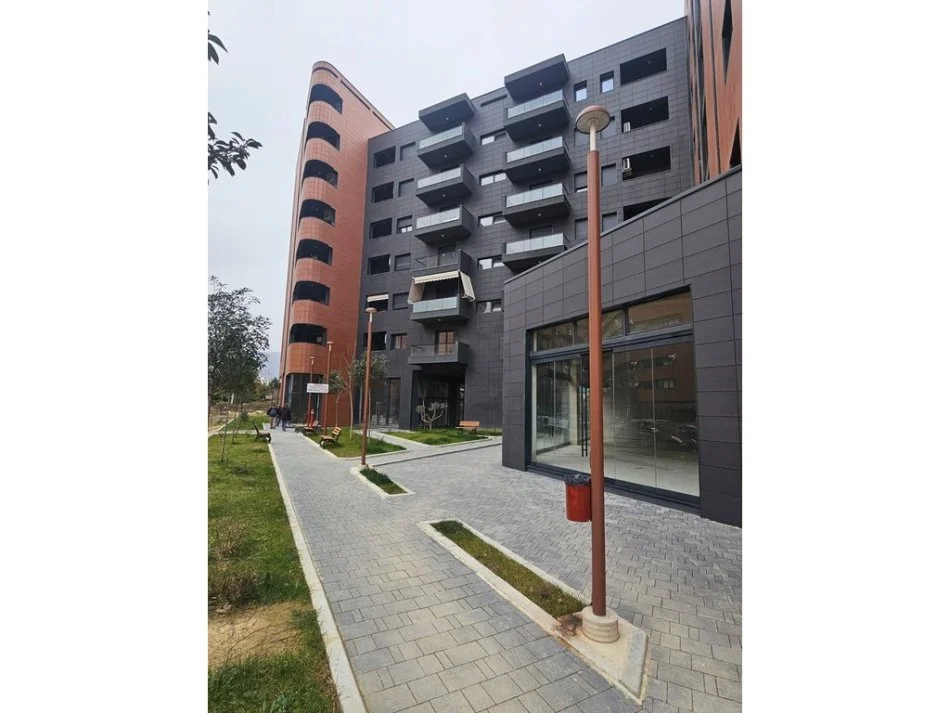 Tirane, jepet me qera ambjent biznesi Kati 0, 150 m² 3.000 € (Oasis)