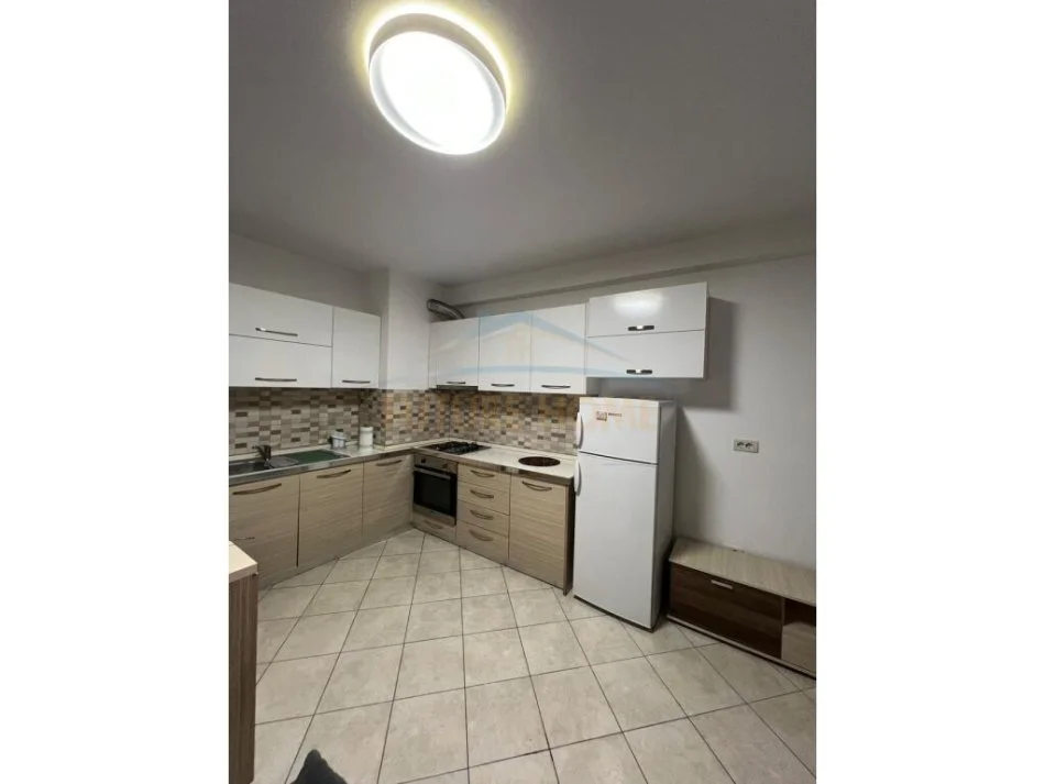 Tirane, jepet me qera apartament 2+1+Ballkon Kati 3, 80 m² 500 € (21 Dhjetori)