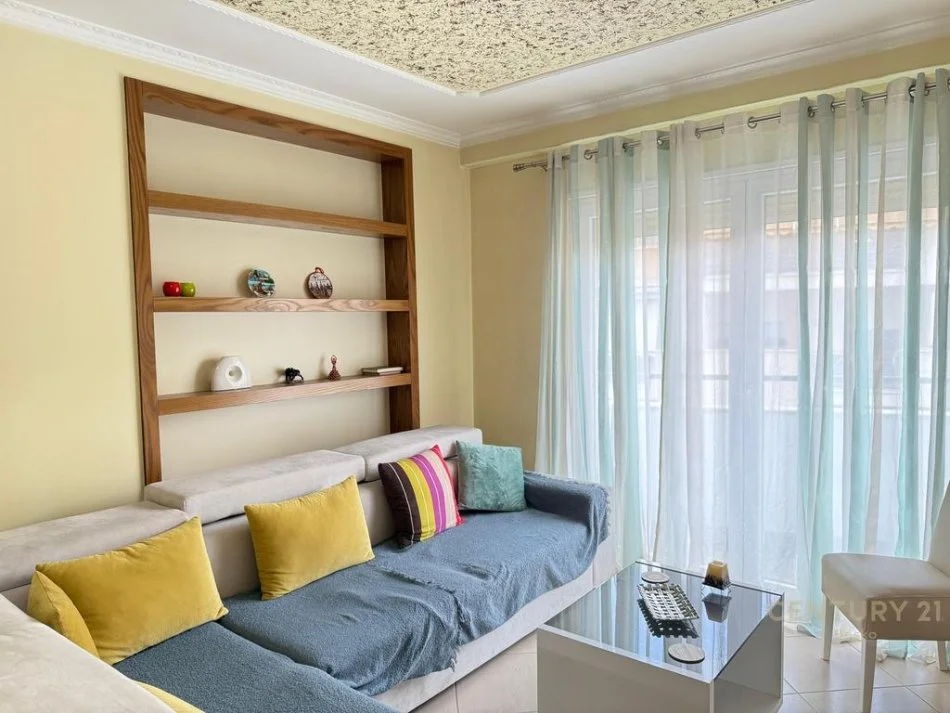 Tirane, jepet me qera 1+1 Kati 3, 84 m² 600 € (komuna parisit)