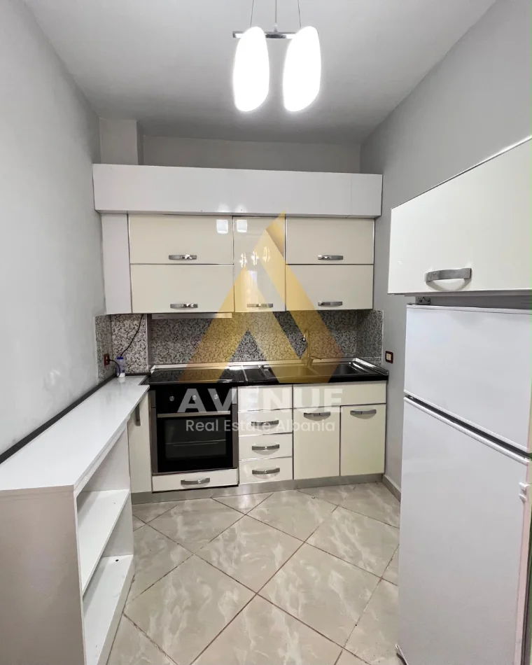 Tirane, jepet me qera apartament 1+1 Kati 4, 70 m² 450 € (Bulevardi Migjeni)