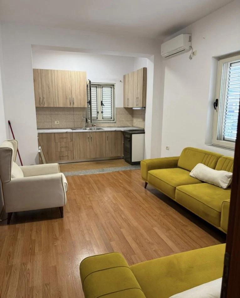 Tirane, jepet me qera apartament 2+1 Kati 2, 75 m² 500 € (Prane 21 Dhjetorit)