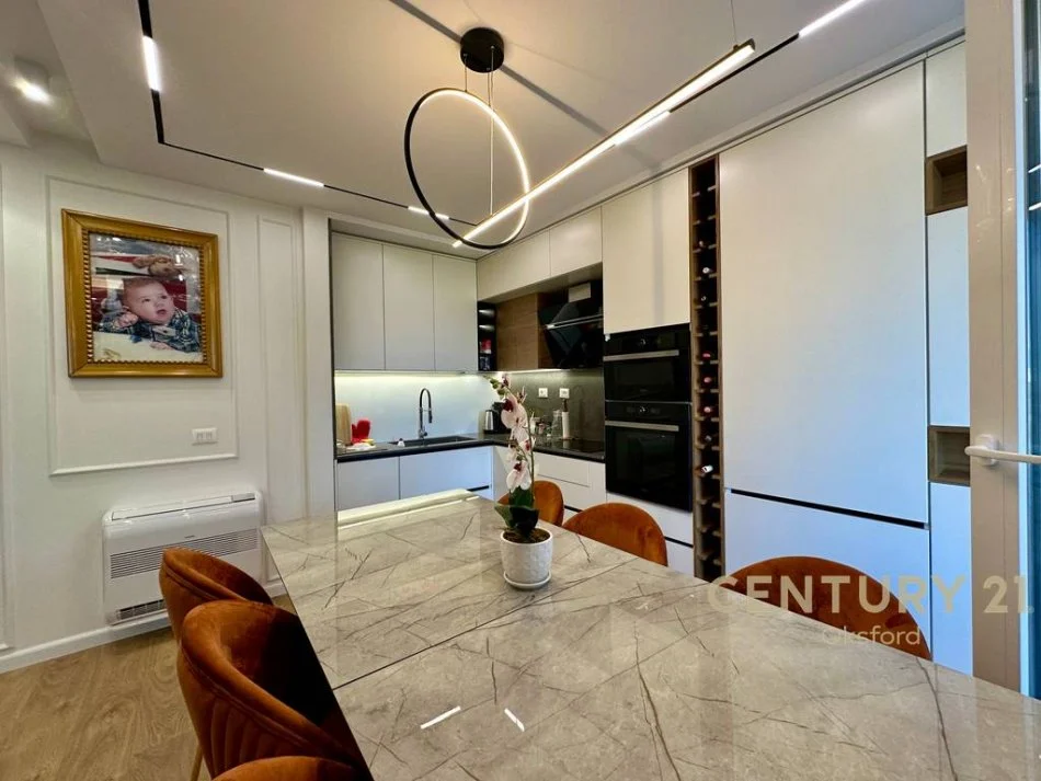 Tirane, jepet me qera apartament 2+1 Kati 3, 170 m² 1.800 € 