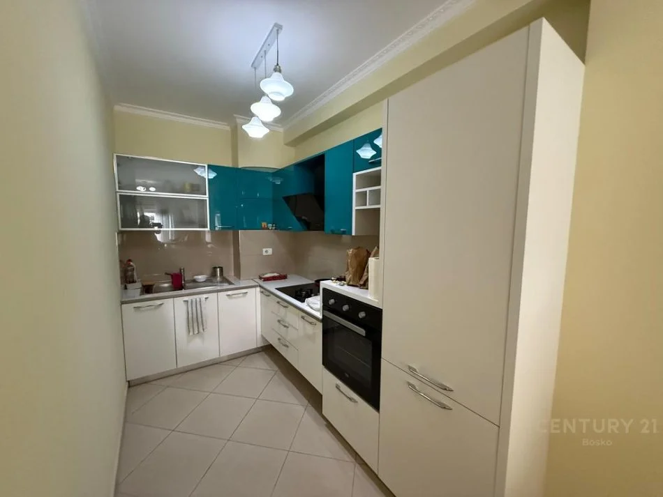 Tirane, jepet me qera 1+1 Kati 3, 84 m² 600 € (komuna parisit)