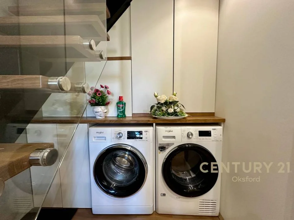 Tirane, jepet me qera apartament 2+1 Kati 3, 170 m² 1.800 € 