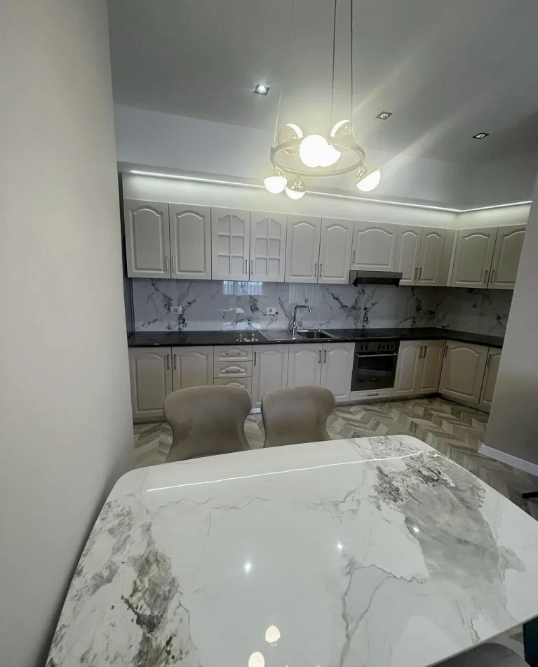 Tirane, jepet me qera apartament 2+1+Ballkon Kati 7, 120 m² 1.200 € (Qender, 9-Kateshet)