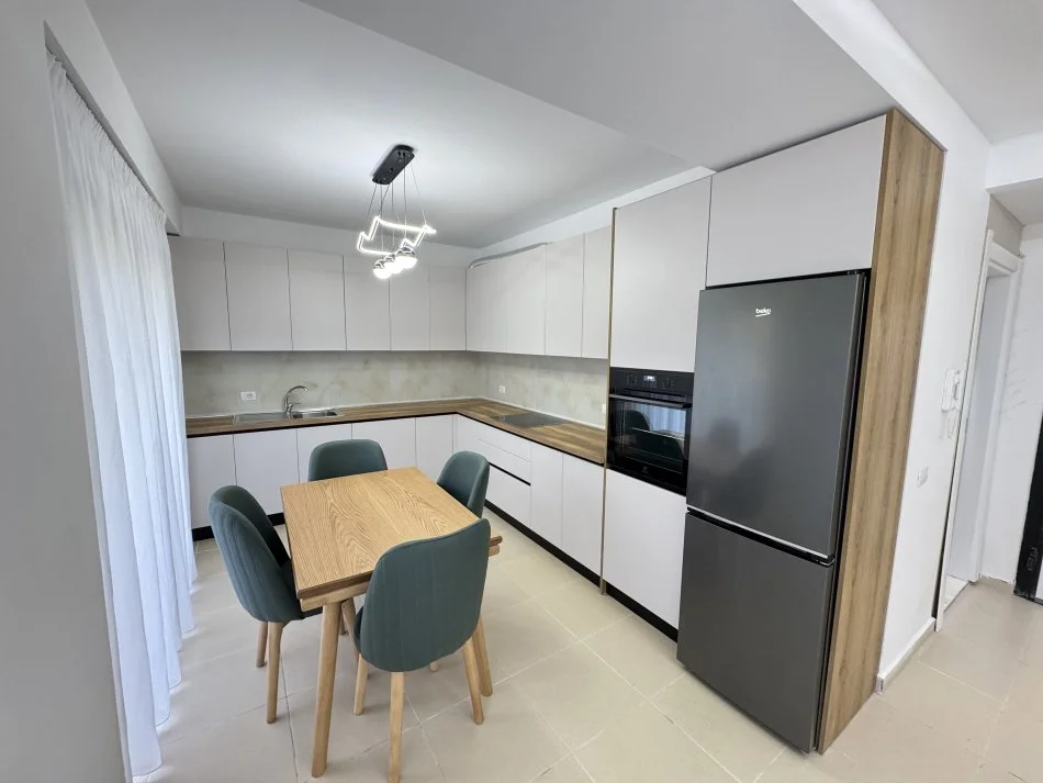 Tirane, jepet me qera apartament 2+1+Aneks+Ballkon Kati 1, 150 m² 1.000 € (Reuga e zallit)