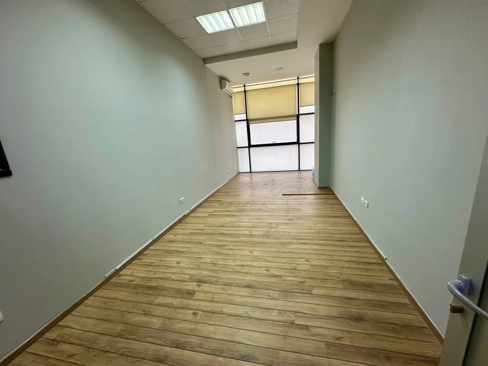 Tirane, jepet me qera zyre , Kati 1, 100 m² 900 € (Komuna e Parisit)