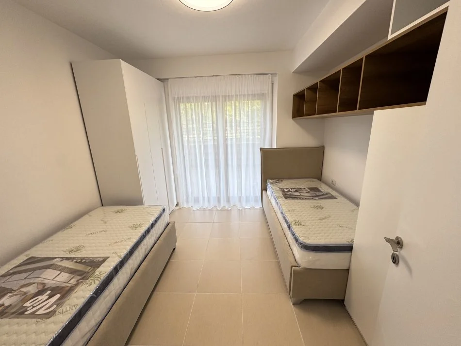 Tirane, jepet me qera apartament 2+1+Aneks+Ballkon Kati 1, 150 m² 1.000 € (Reuga e zallit)