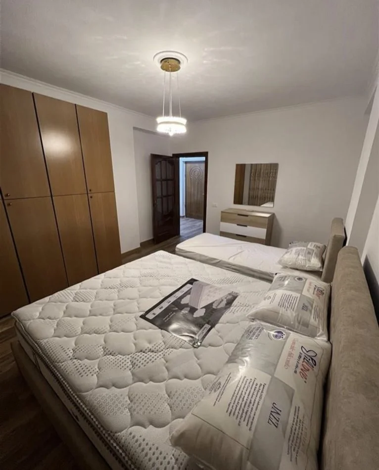 Tirane, jepet me qera apartament 1+1+Aneks Kati 1, 68 m² 570 € (Prane Brrylit, Rruga Vllazen Huta)
