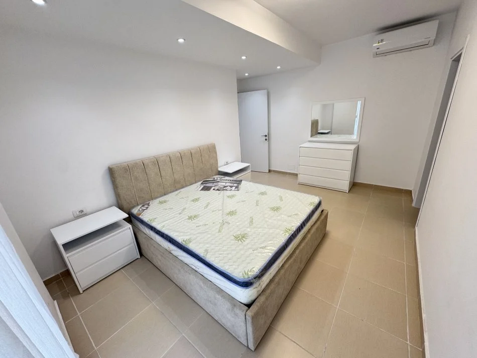 Tirane, jepet me qera apartament 2+1+Aneks+Ballkon Kati 1, 150 m² 1.000 € (Reuga e zallit)