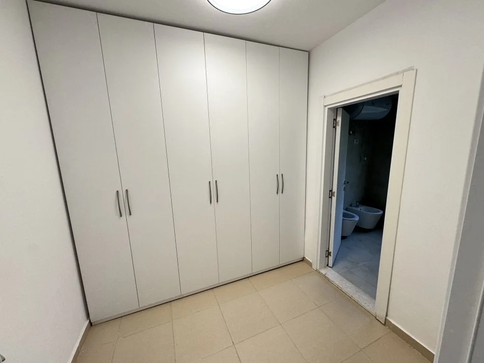 Tirane, jepet me qera apartament 2+1+Aneks+Ballkon Kati 1, 150 m² 1.000 € (Reuga e zallit)