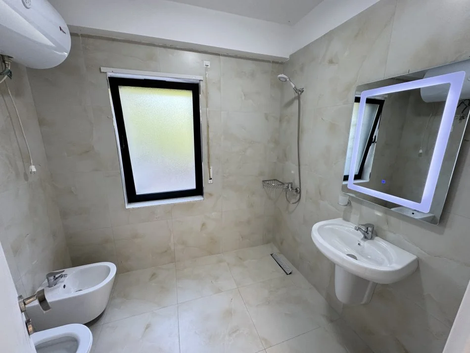 Tirane, jepet me qera apartament 2+1+Aneks+Ballkon Kati 1, 150 m² 1.000 € (Reuga e zallit)