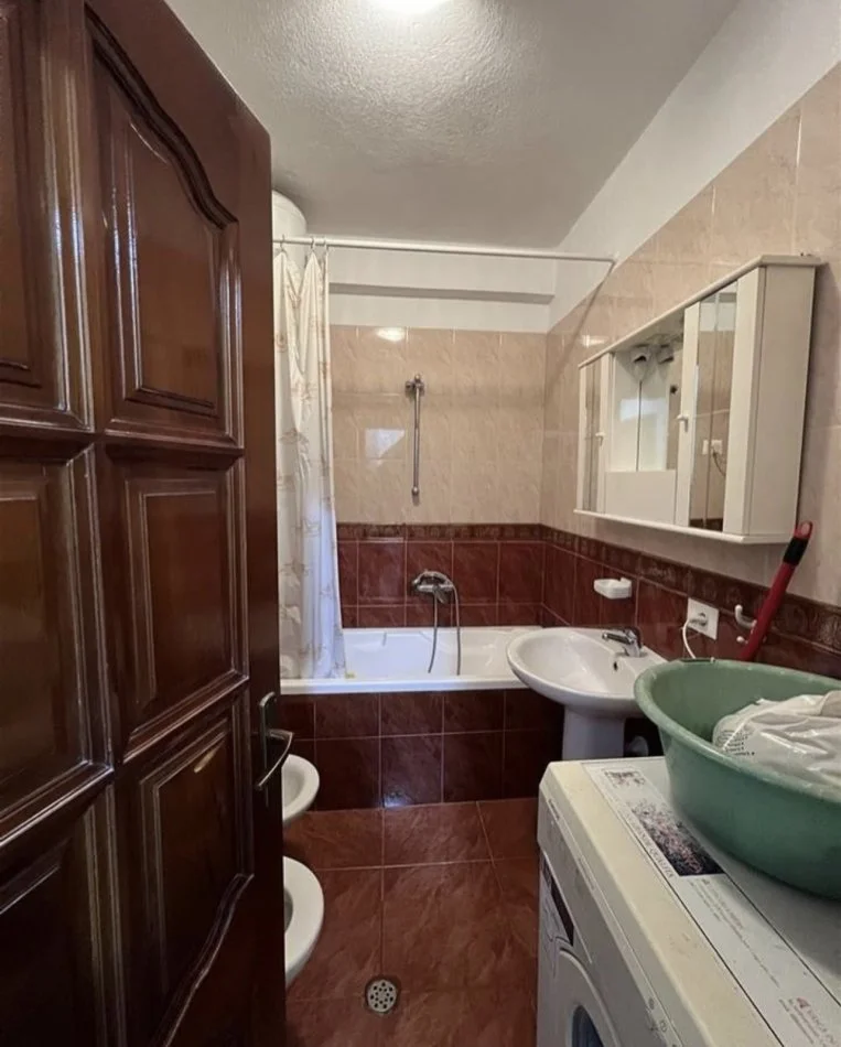 Tirane, jepet me qera apartament 1+1+Aneks Kati 1, 68 m² 570 € (Prane Brrylit, Rruga Vllazen Huta)