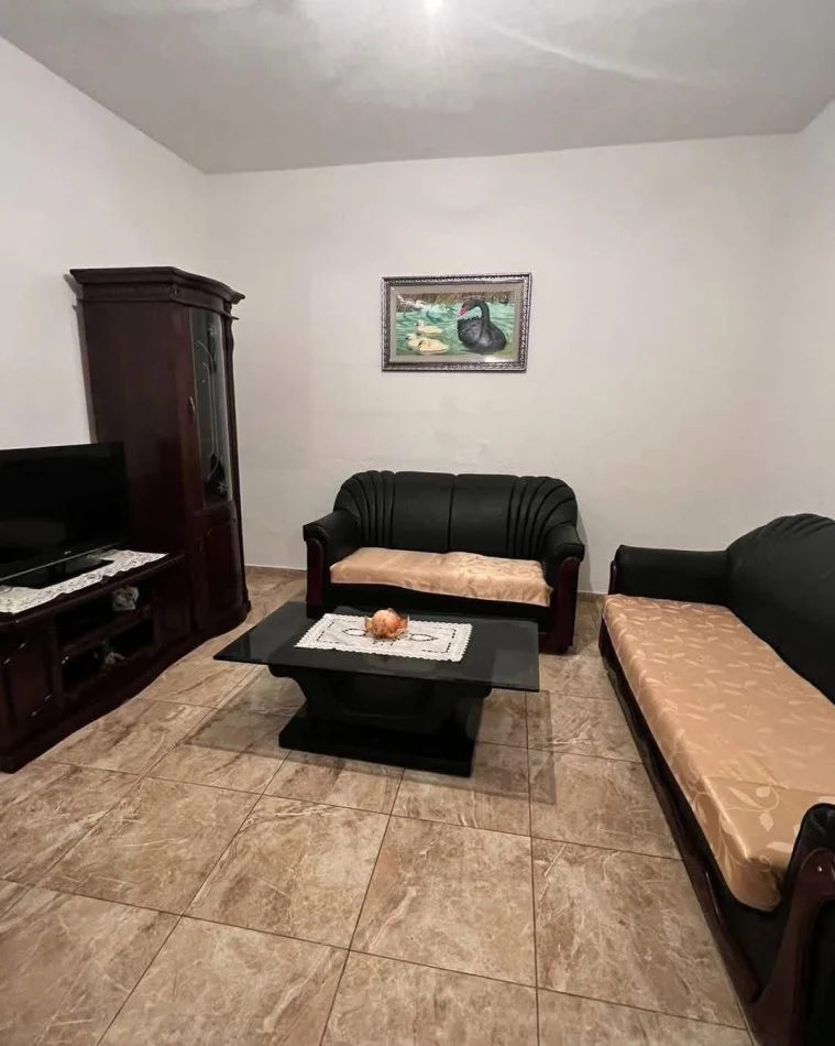 Tirane, jepet me qera apartament 2+1 , 300 € (Shkolla Murat Toptani)