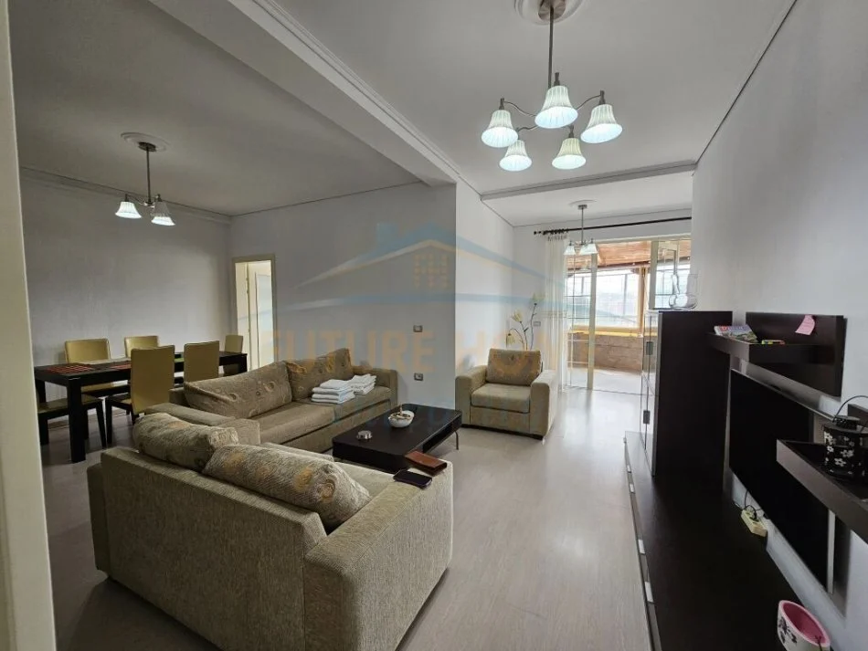 Tirane, jepet me qera apartament 2+1+Ballkon Kati 8, 110 m² 600 € (Kompleksi Grand)