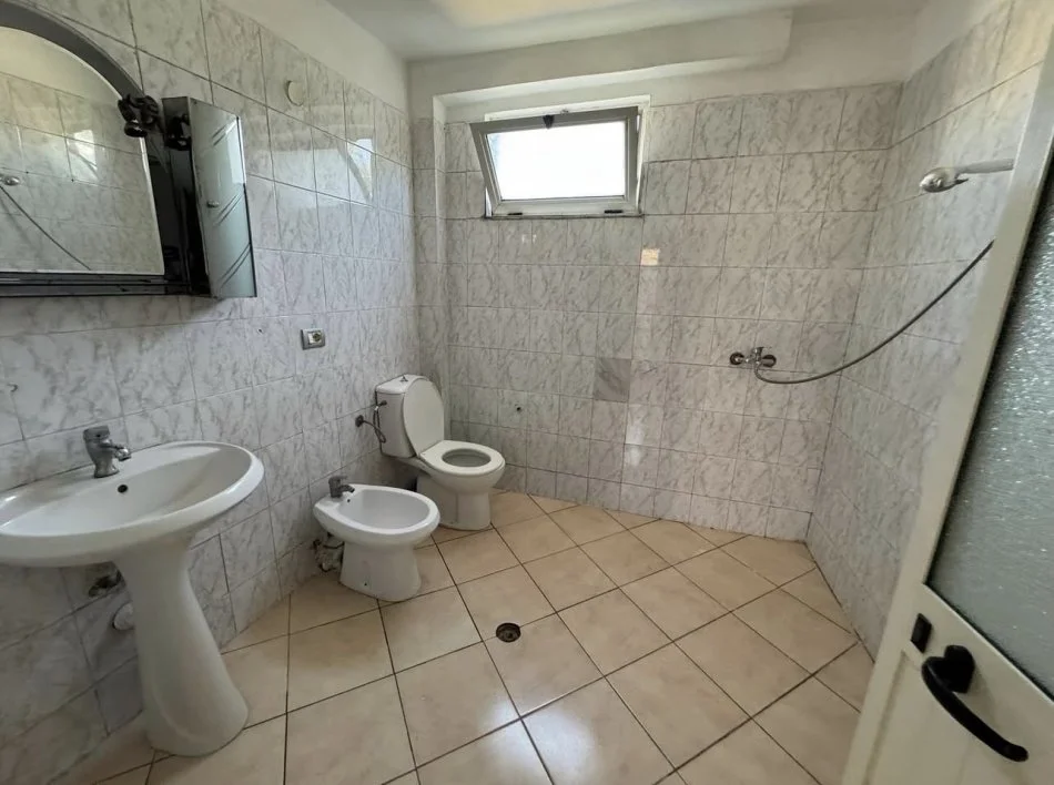 Tirane, jepet me qera apartament 1+1 Kati 1, 68 m² 350 € (Prane Universitetit Marin Barleti, Selite)