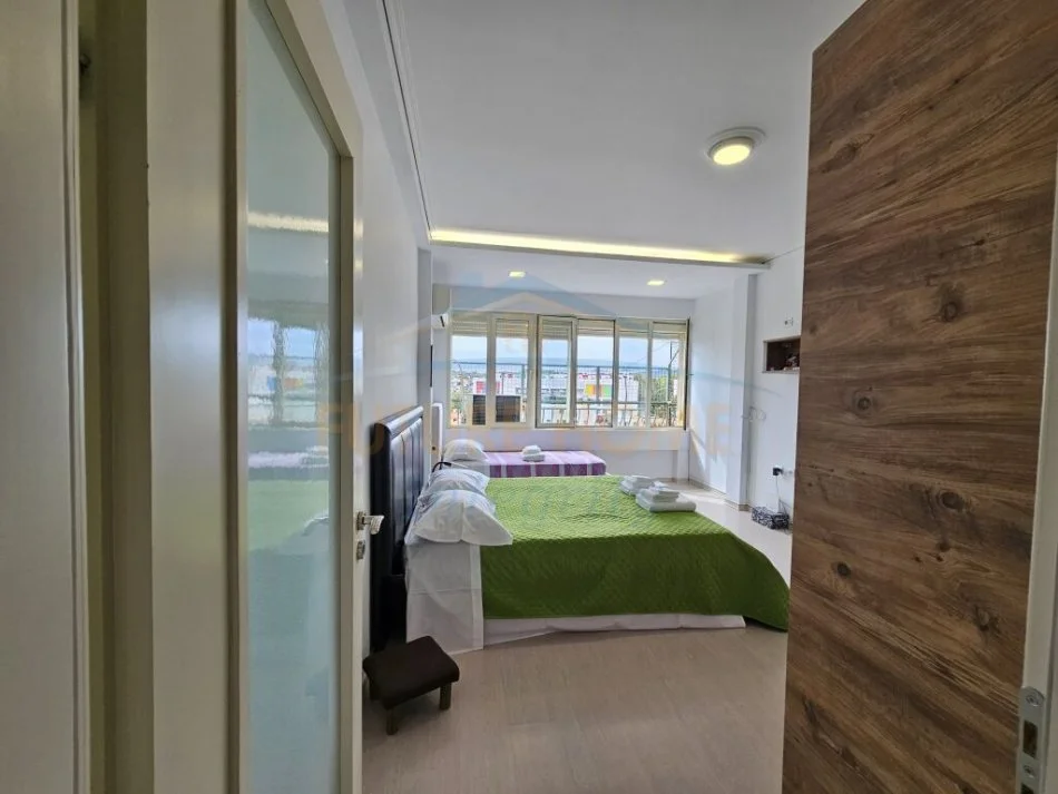 Tirane, jepet me qera apartament 2+1+Ballkon Kati 8, 110 m² 600 € (Kompleksi Grand)