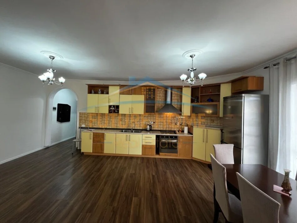 Tirane, jap me qera apartament 2+1+Ballkon Kati 7, 85 m² 650 € (Komuna e Parisit)