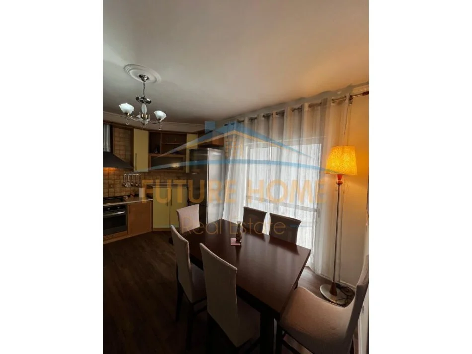 Tirane, jap me qera apartament 2+1+Ballkon Kati 7, 85 m² 650 € (Komuna e Parisit)