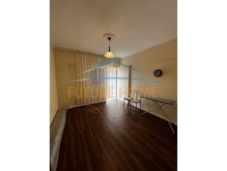 Tirane, jap me qera apartament 2+1+Ballkon Kati 7, 85 m² 650 € (Komuna e Parisit)