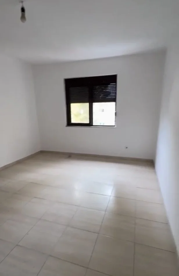 Tirane, jepet me qera apartament 1+1 Kati 5, 60 m² 300 € (1+1 te Rr kavjes)