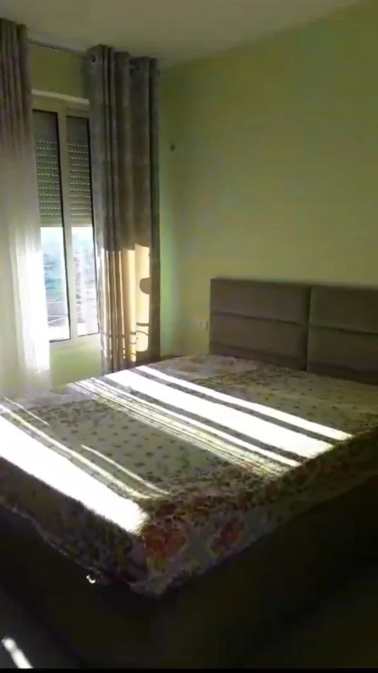 Tirane, jepet me qera apartament 2+1+Aneks+Ballkon Kati 4, 1.000 m² 400 € (Fresku)