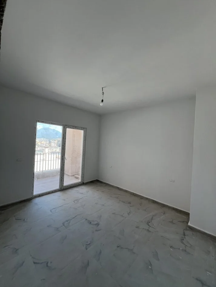Tirane, shitet apartament 1+1+Ballkon , 75 m² 
