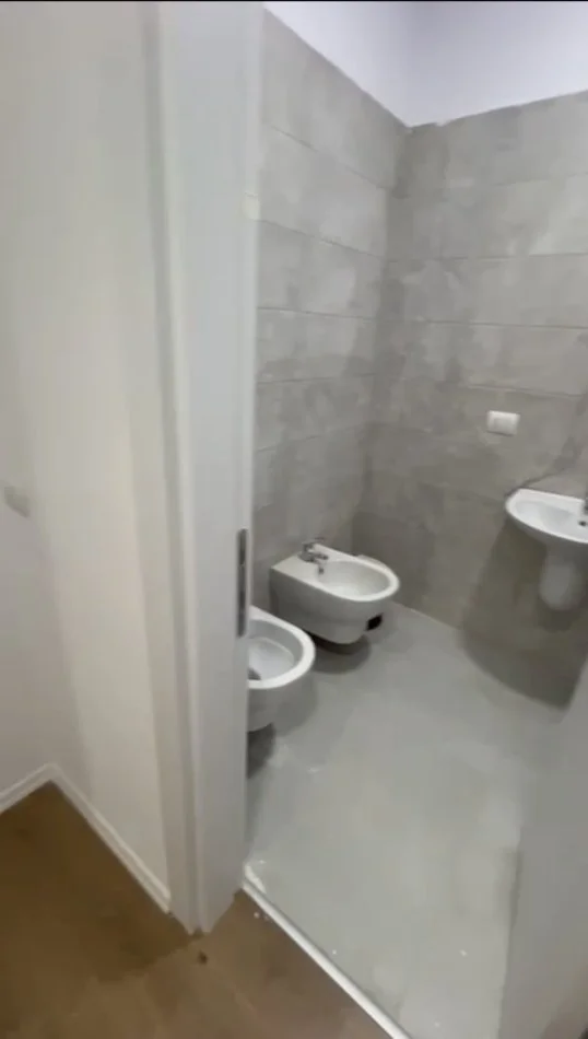 Tirane, jepet me qera apartament 1+1+Ballkon Kati 2, 63 m² 350 € (Univers City I sapomobiluar)