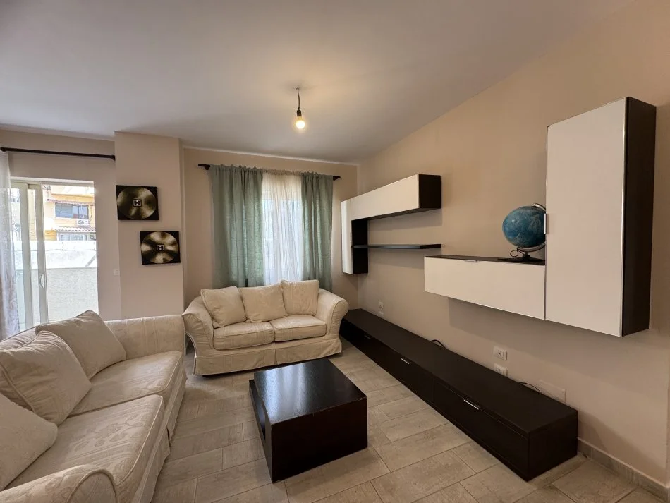 Tirane, jepet me qera 2+1+Ballkon Kati 3, 93 m² 550 € (Shyqyri Brari)