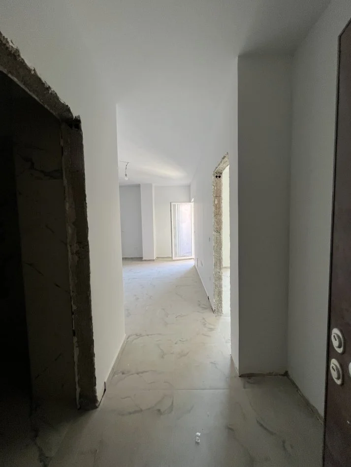 Tirane, shitet apartament 1+1+Ballkon , 75 m² 