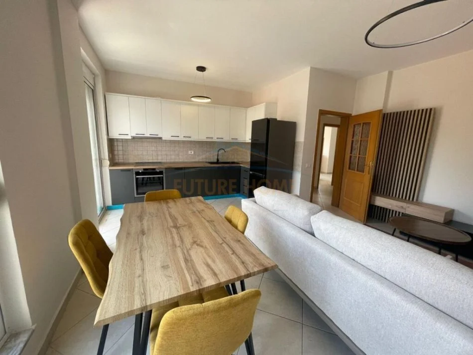 Tirane, jepet me qera apartament 2+1+Ballkon Kati 3, 110 m² 800 € (Rruga e Kavajes)