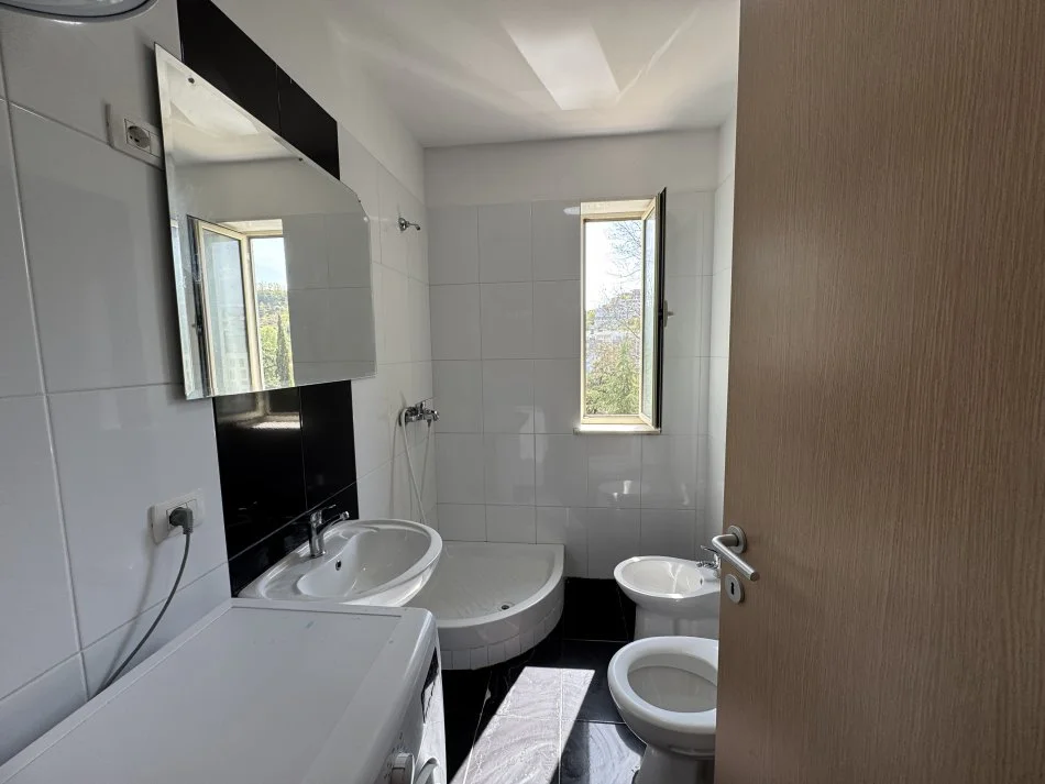 Tirane, jepet me qera 2+1+Ballkon Kati 3, 93 m² 550 € (Shyqyri Brari)