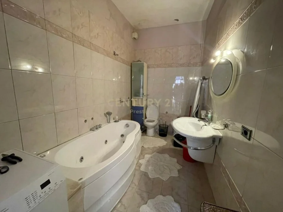 Tirane, jepet me qera apartament 2+1+Ballkon, Kati 2, 90 m² 900 € (Bllok)