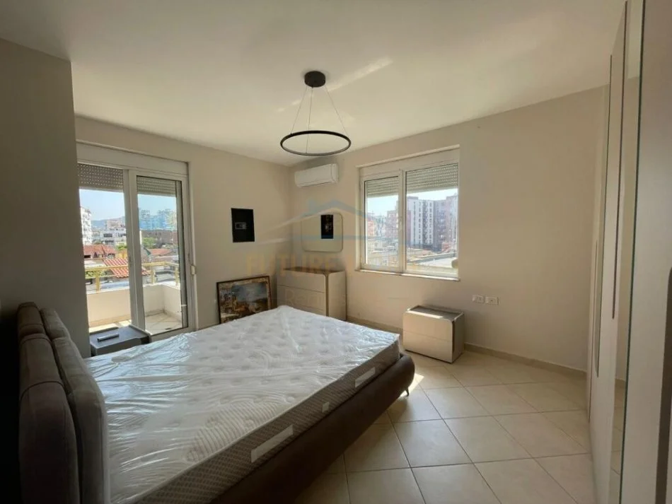 Tirane, jepet me qera apartament 2+1+Ballkon Kati 3, 110 m² 800 € (Rruga e Kavajes)